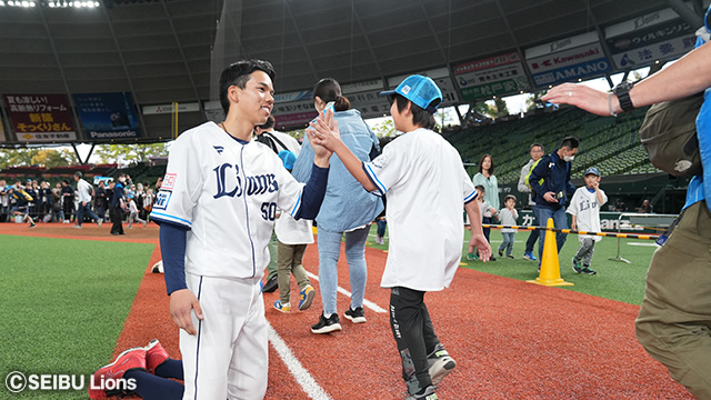 ①選手とハイタッチベースランニング
