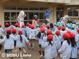 写真:ダンス“ウキウキパレード”でスタート