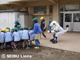 写真:レオも綱引きに参加