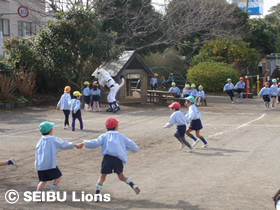 写真:園庭で元気に“追いかけっこ”