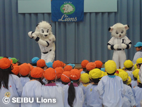 写真:園児から「レオの好きなスポーツは?」