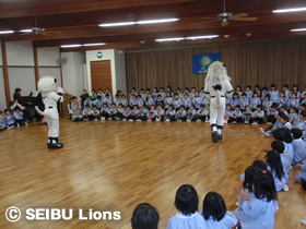 写真:たくさんの園児に迎えられた「レオ」と「ライナ」