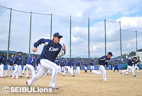 元気にウォーミングアップを開始!