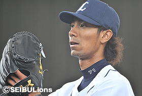 誠投手は投球練習中に一点を見つめ集中!