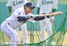 バント練習を繰り返す栗山選手