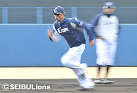 木村選手は快足で2塁から本塁へ!