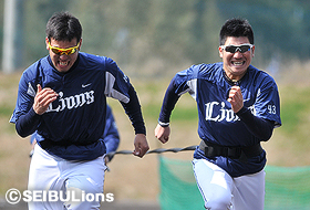 菊池投手と走る高橋朋投手