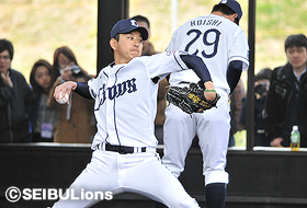 野上投手はファンが見守る中投げ込む