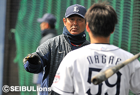 田邊監督は永江選手に打撃指導
