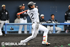 金子侑選手は8回にソロ本塁打を放つ!