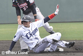 盗塁を成功させた金子侑選手