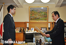 表彰状を授与される秋山選手