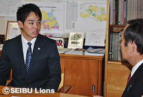 知事と懇談する秋山選手