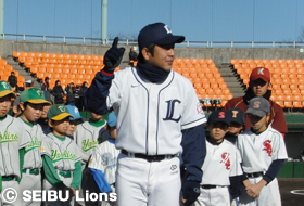 走塁ポイントを指導する宮地コーチ