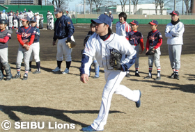 上原スタッフの模範投球!