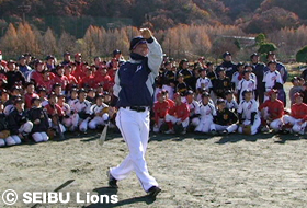 大島選手の見本打撃に児童は大喜び!