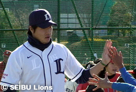 ハイタッチで迎えられる田中投手