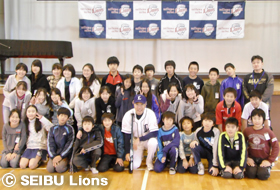 卒業控える6年生と記念撮影