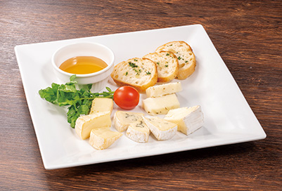 チーズ盛り合わせ＆ガーリックトースト 1,800円