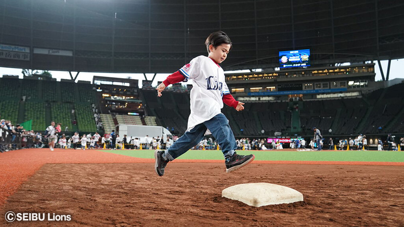 ライオンズKIDS DAY ベースランニングの様子