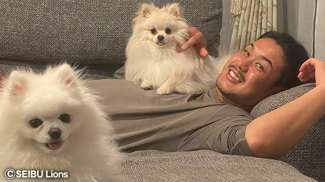 愛犬と戯れる高橋選手