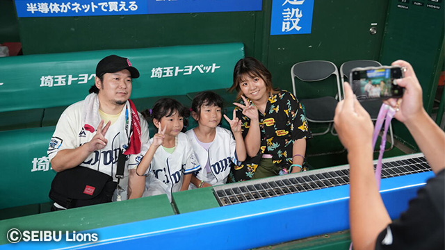 ベンチ写真撮影会の様子