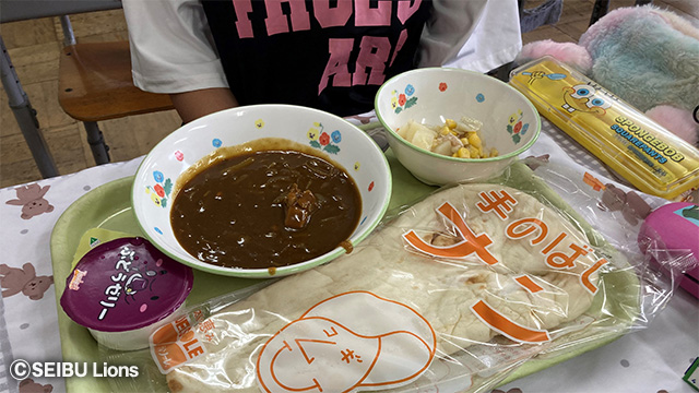 鴻巣東小学校で提供された若獅子カレーをナンと一緒にいただきます！