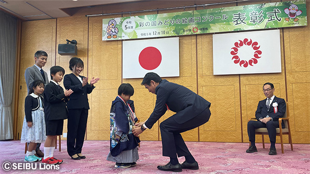 埼玉西武ライオンズ賞を受賞した海口 大貴さんに木製メダル授与！