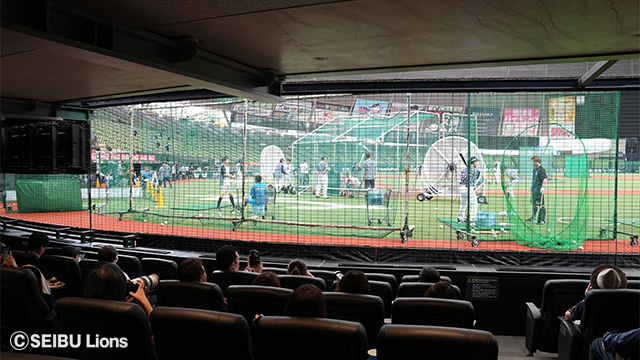 ベンチから見る選手たちが練習している様子