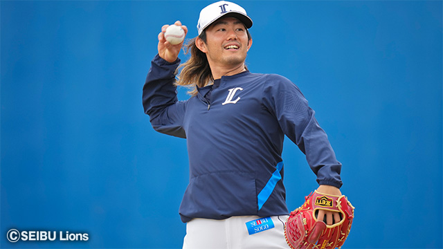 ボールを投げようとする選手