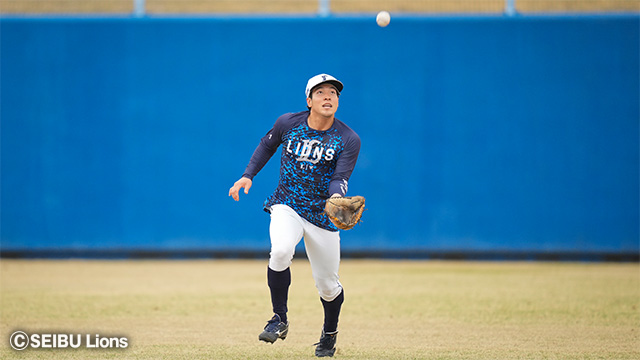 ボールをキャッチしようとする選手