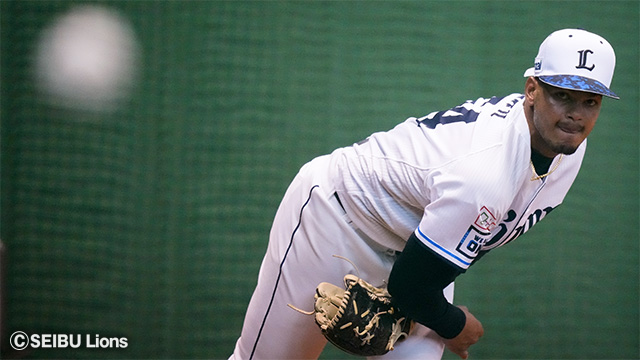 ボールを投げる選手