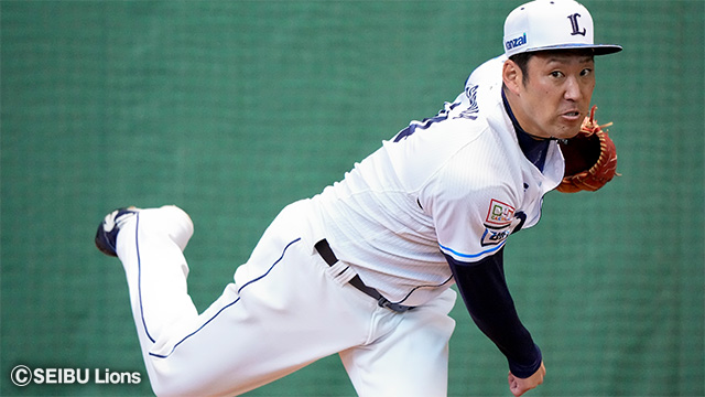 ボールを投げる選手