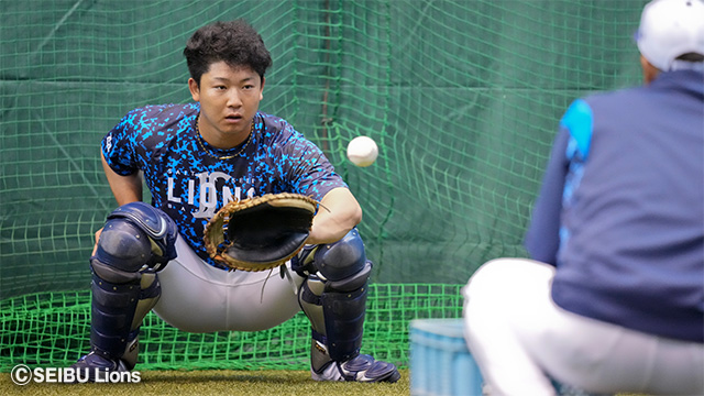 ボールをキャッチするキャッチャー