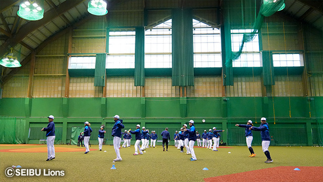 選手たちが間隔を空けて準備運動している