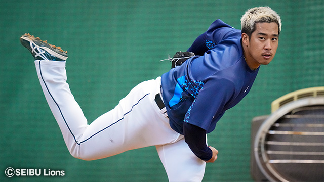 球を投げる選手