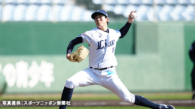 球を投げる選手