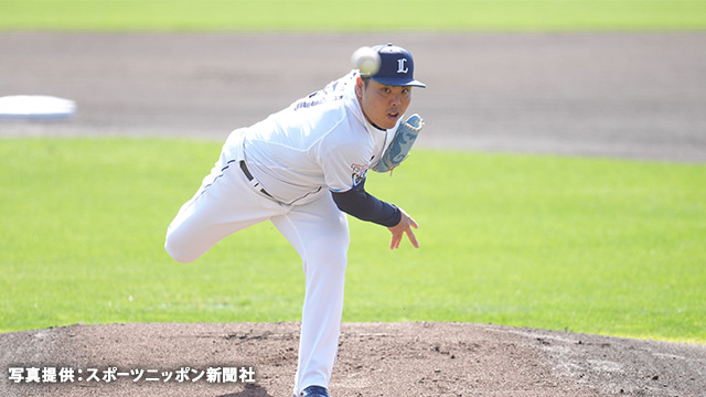 球を投げる選手