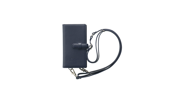 Lionsとローマ字のロゴが下に入った本革製のストラップ付きiPhoneケース。ストラップの部分は長さの調節とつけ外しが可能。色は暗めの紺