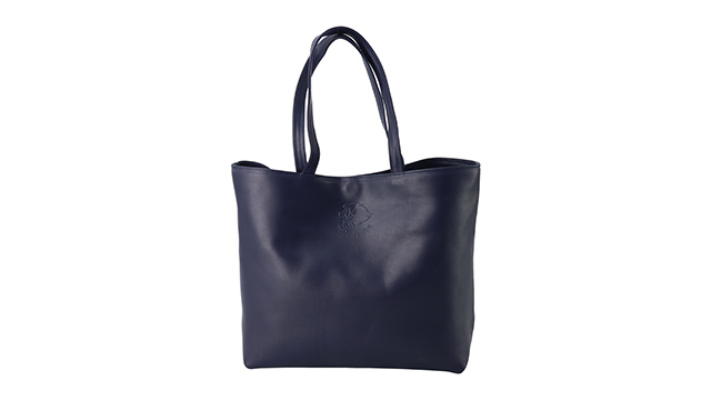 トートバックの上部にライオンズのロゴが入った暗い色の本革製トートバック。ボタンがついていてマチは肩にかけられるくらいの長さ