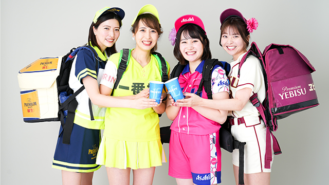 売り子OGの4人。左からモニカさん、レナさん、アリサさん、ナミコさん