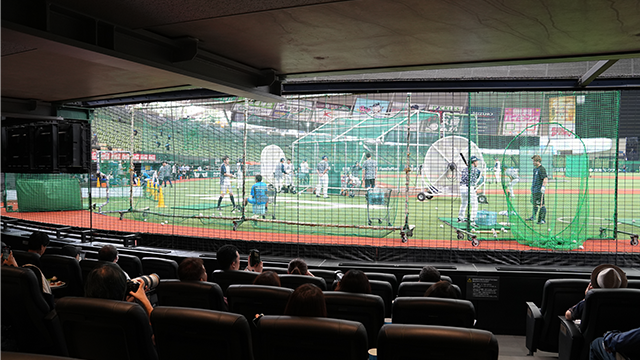 緑のネット越しに選手たちが練習している様子