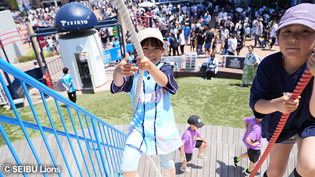 テイキョウキッズルームとフィールドで遊ぶ様子①