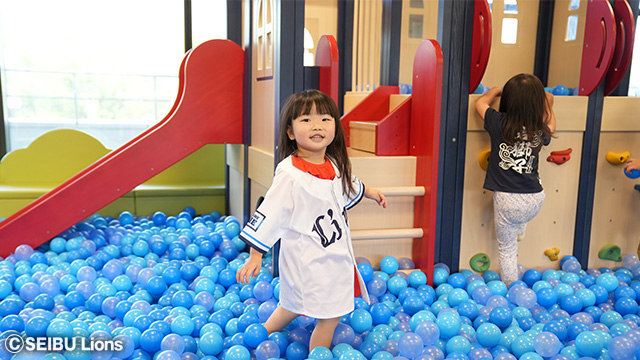 テイキョウキッズルームとフィールドで遊ぶ様子②