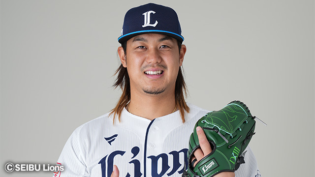 配布グローブを着用している高橋選手