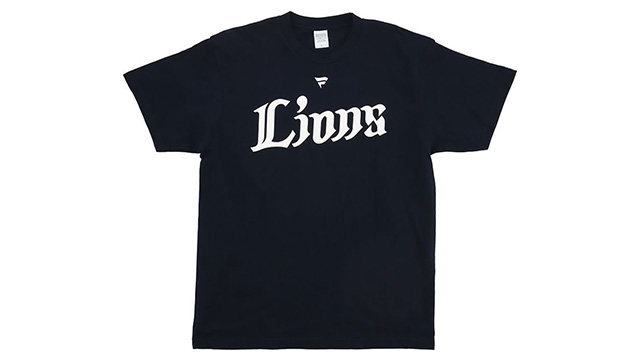 黒地に胸の辺りにローマ字のLionsのロゴが入ったTシャツ