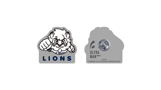 Leoくんが片腕を伸ばし空を飛ぶポーズをしている。下にはローマ字で青でLIONSと書かれている。