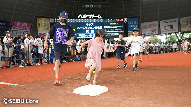 ドームで女の子がベースを踏んでいる