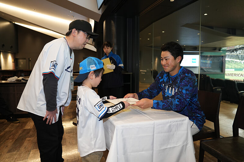写真撮影もできる選手サイン会