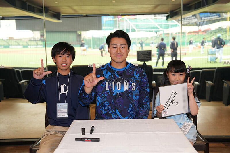 写真撮影もできる選手サイン会